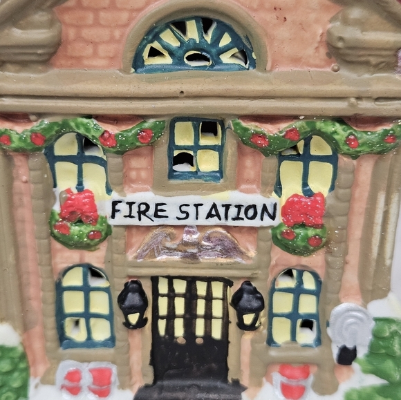 Vintage Cobblestone Corners 2001 Fire Station Porcelain Christmas Village D3 - Picture 2 of 8